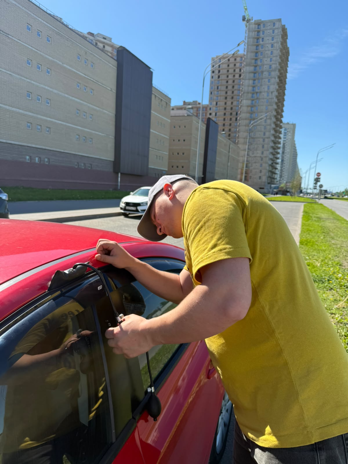 Аварийное вскрытие автомобиля мастером в Новоселье